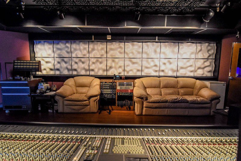 Front-on view of Aeolian diffuser array behind the seating area in Big3 Studio A